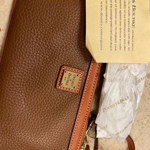Dooney & Bourke Wristlet (new) 💜